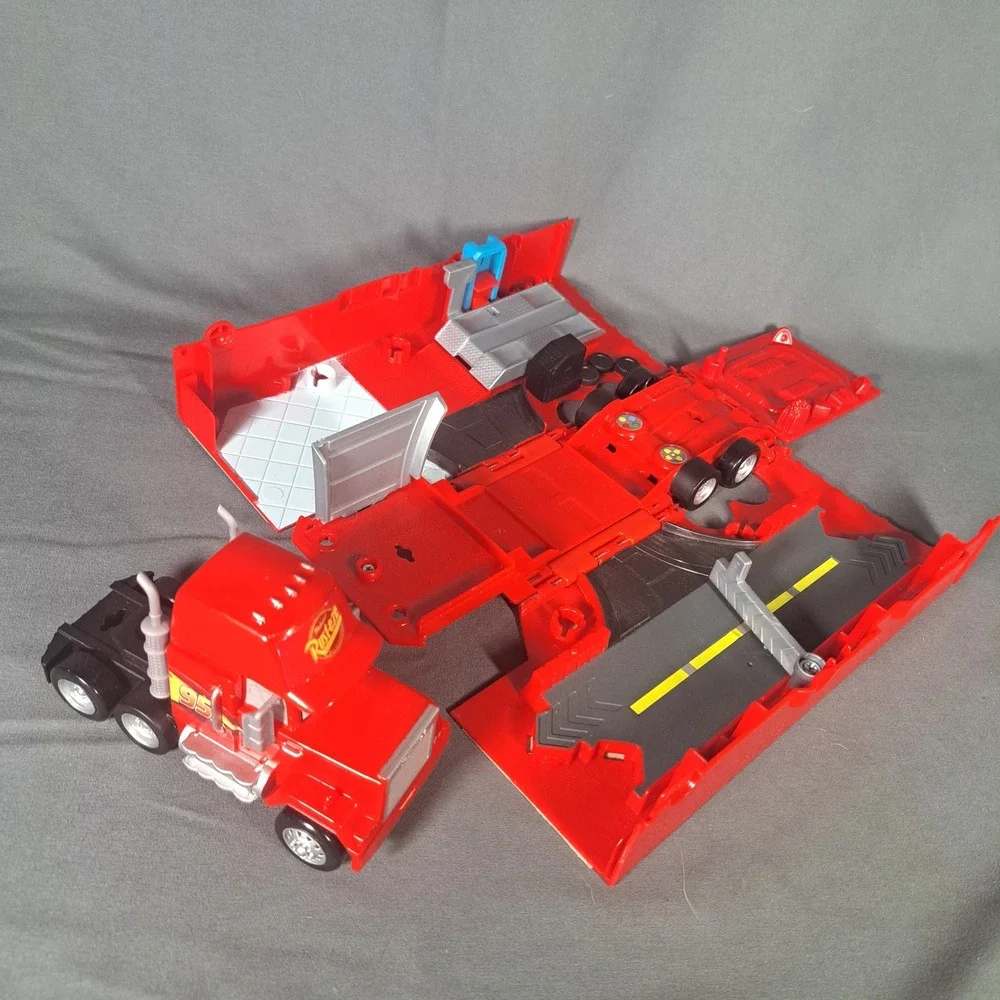 Disney Pixar Cars Transforming Mack Playset Hauler 95 Lightning McQueen